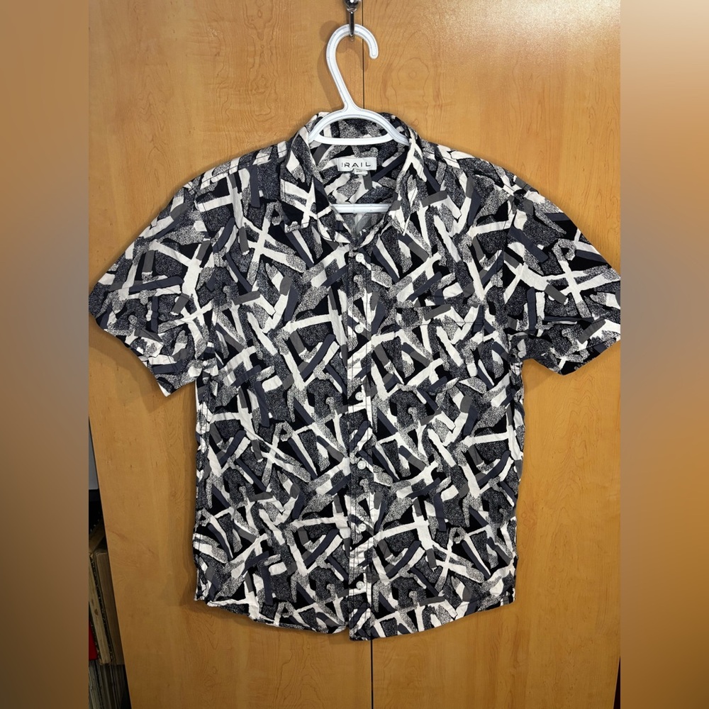 Men’s short sleeve button up, Size medium, The Rail